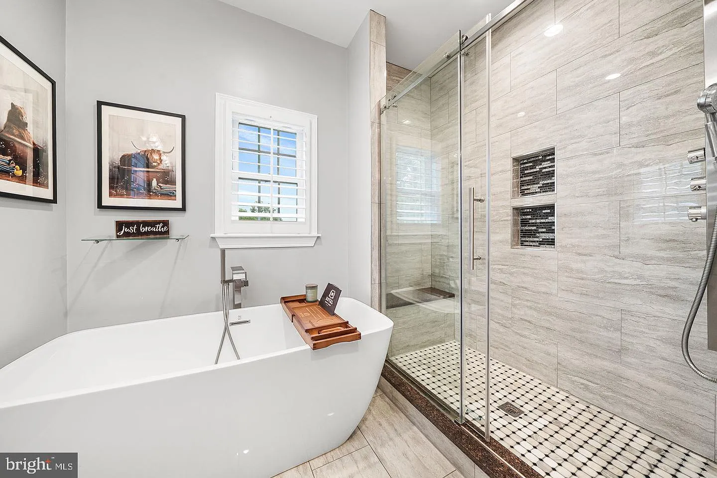 5 bed, 5.5 bath, 5040 sqft, $6,000 — Photo 4
