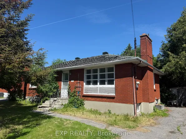 135 Oakridge Blvd, Ottawa, ON K2G 2V1