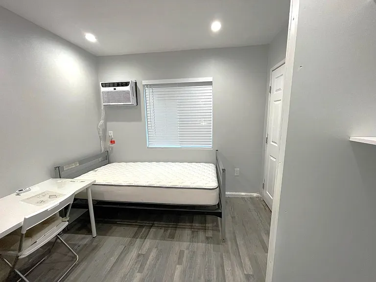 3907 S Budlong Ave — Photo 15