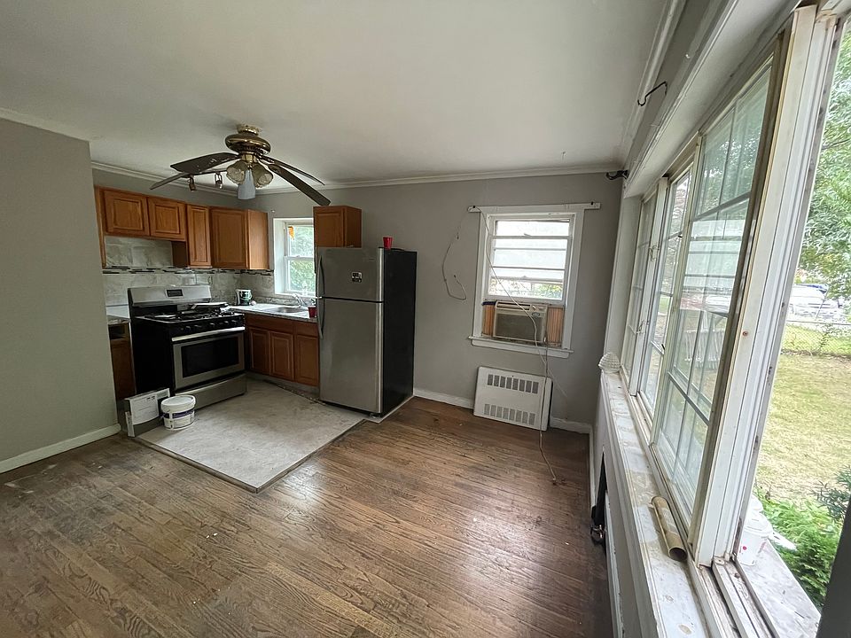2nd image of 2255 Belmont Ave #2