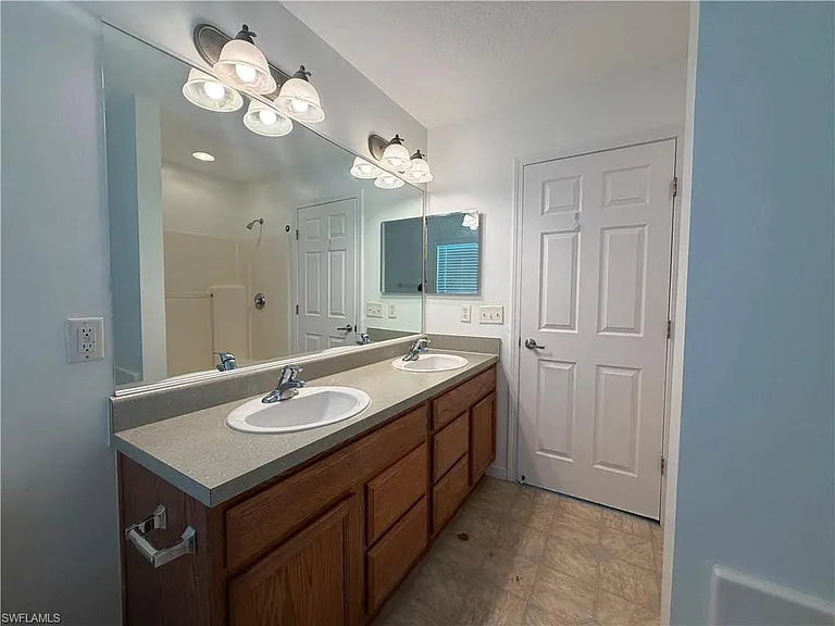 250 Leawood Cir — Photo 38