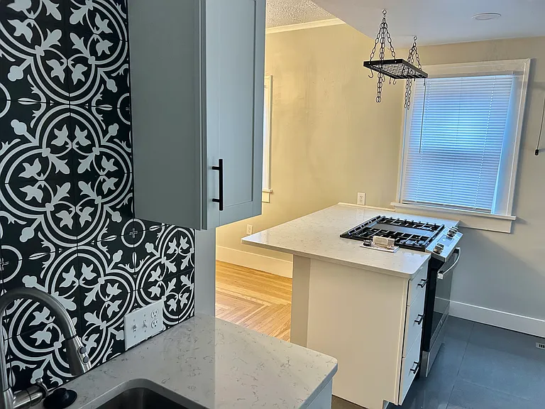 1015 W Franklin Ave — Photo 14