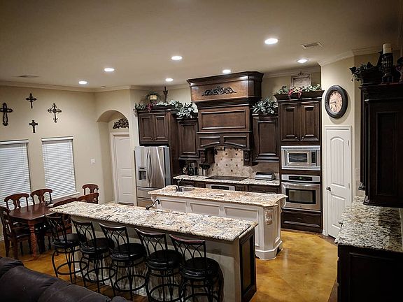 Kitchen and breakfast area