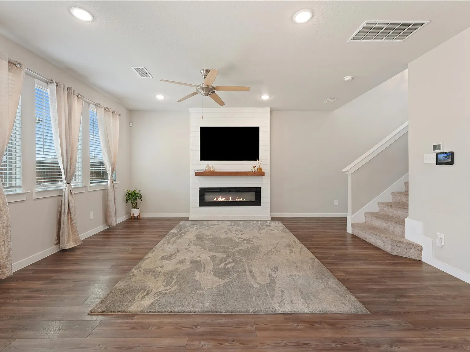3 bed, 2.5 bath, 1940 sqft, $2,400 — Photo 4