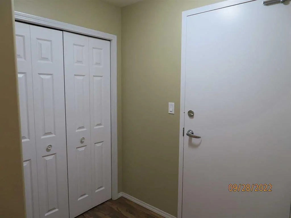 2 bed, 1.0 bath, 805 sqft, $1,300 — Photo 3
