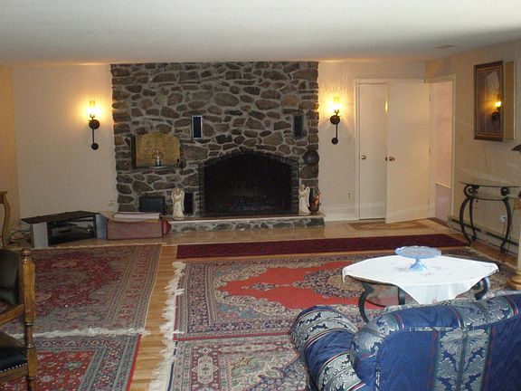 FAMILY ROOM/STONE F/P