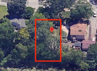 922 Idlewild Dr, Round Lake Beach, IL 60073