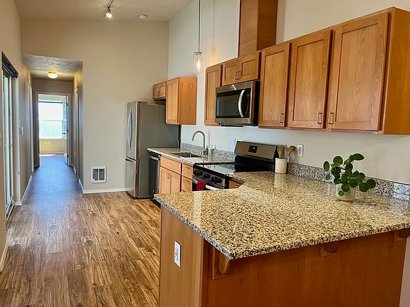 4th image of 916-918 E 5th Ave