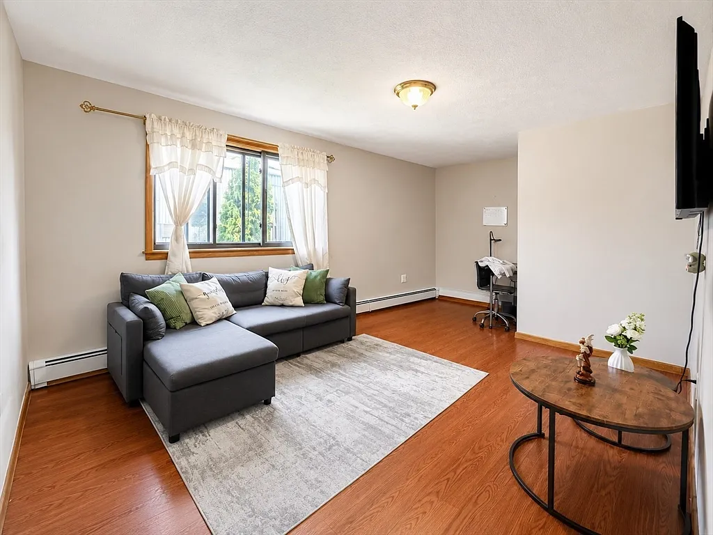 3 bed, 1176 sqft, $4,000 — Photo 1