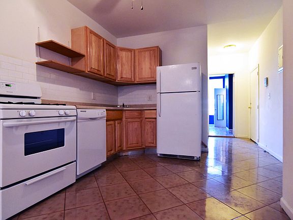 3rd image of 551 Graham Ave #5