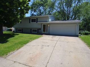 155 Berkshire Dr, Crystal Lake, IL 60014