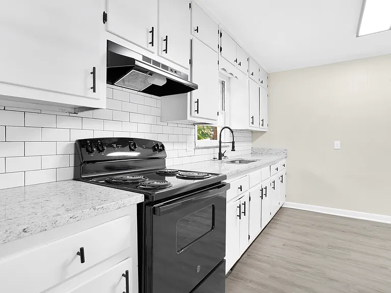 689 1st Ave SW — Photo 9