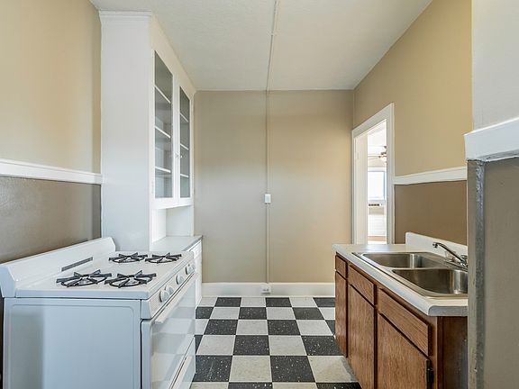 5th image of 2510 Harney St #9