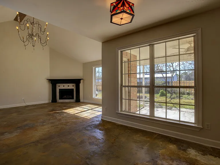 200 Hawthorne Cir — Photo 8