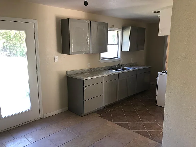 5504 Manor Rd — Photo 12