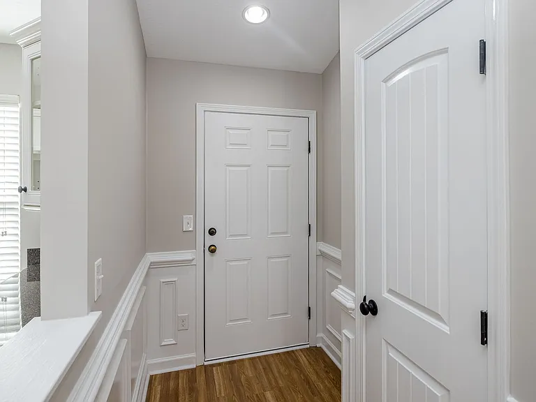 304 York Ln — Photo 3