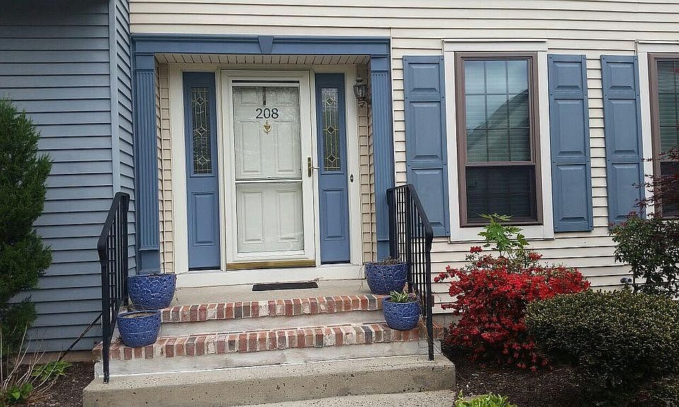 2nd image of 208 Amherst Ct