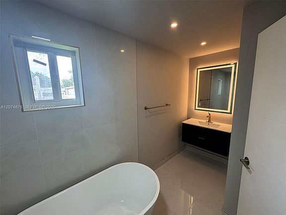 5th image of 586 NW 48th St #1