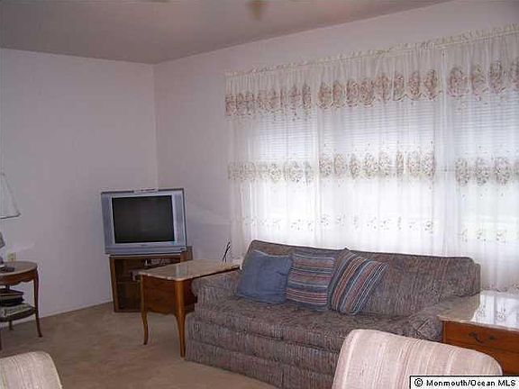 5th image of 321 Coventry Ct #B
