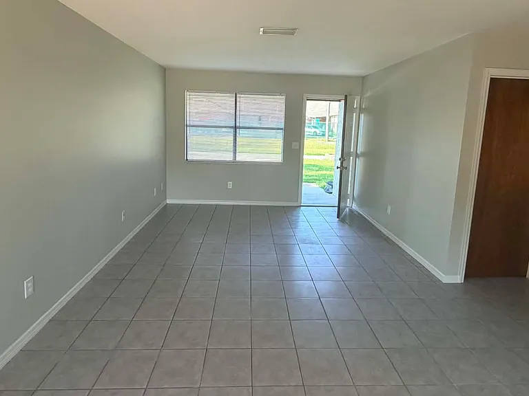 299 NW Lake City Ave #101 — Photo 2