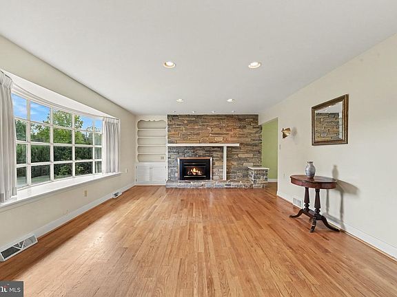 5th image of 626 Wilson St