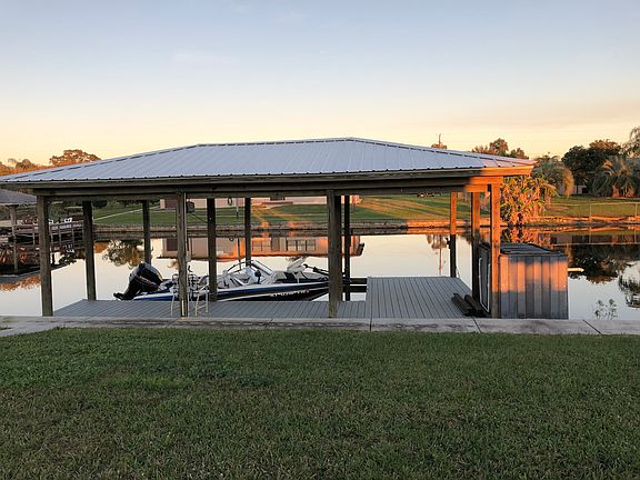 Covered boat dock with lift