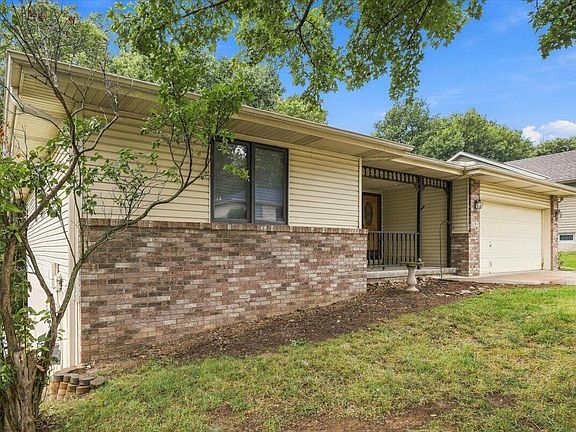 3rd image of 121 Sunny Ridge Dr