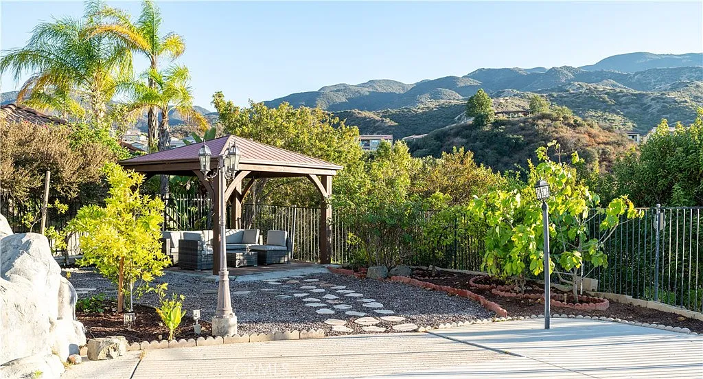 5 bed, 3056 sqft, $5,500 — Photo 4