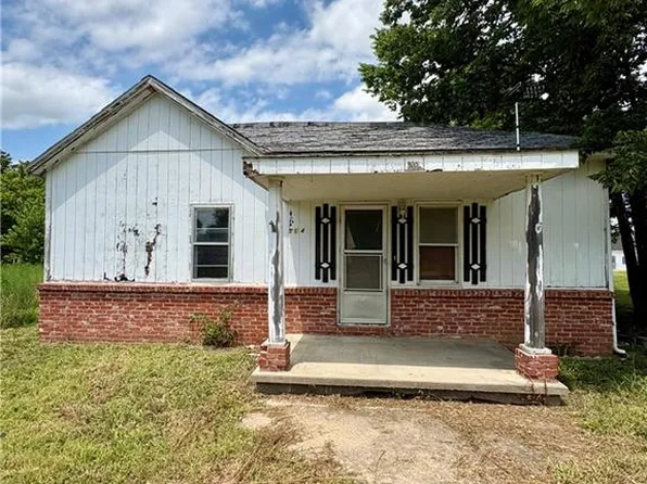 214 Chestnut St, Mound City, KS 66056