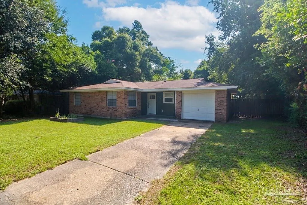 3 bed, 1.5 bath, 1320 sqft, $1,500 — Photo 2