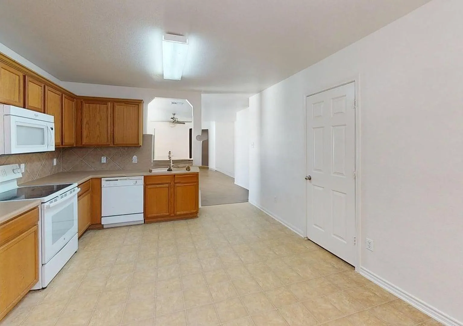 Fantastic - 3 bed 2 bath with Solar Panels — Photo 4