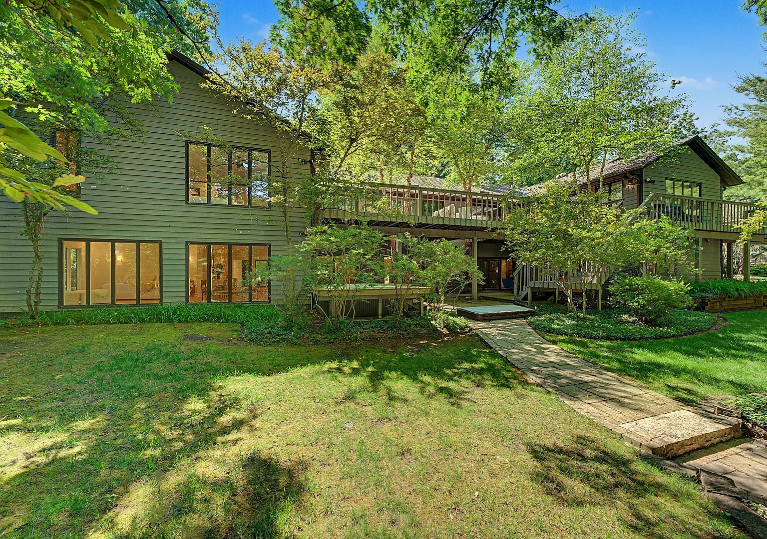 5 bed, 4.5 bath, 8292 sqft, $15,000 — Photo 2
