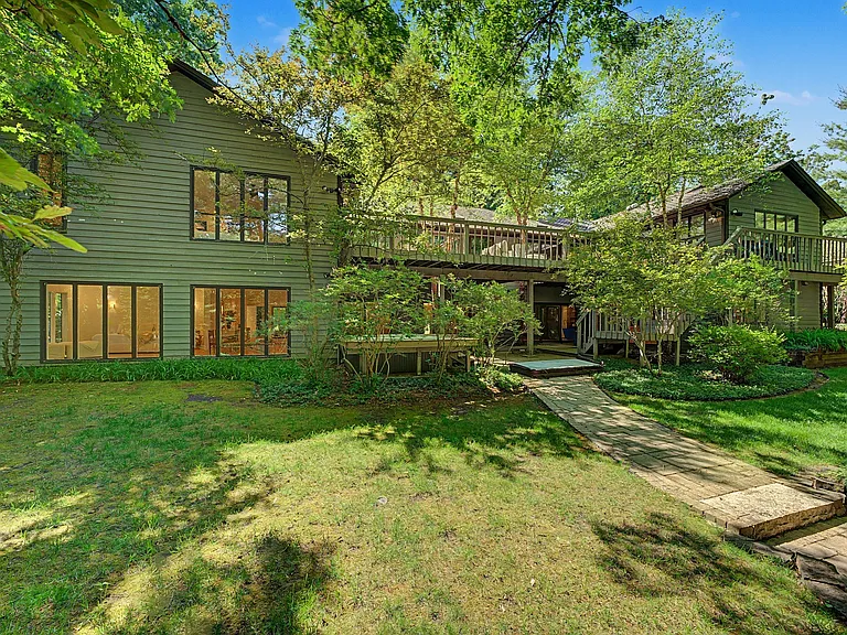106 Oak Ridge Dr W — Photo 2