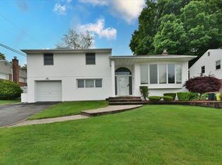10 Linda Ln, Plainview, NY 11803