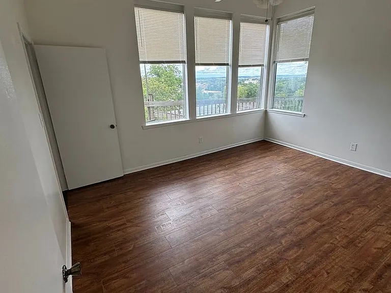 2920 Rhodes Cir — Photo 5