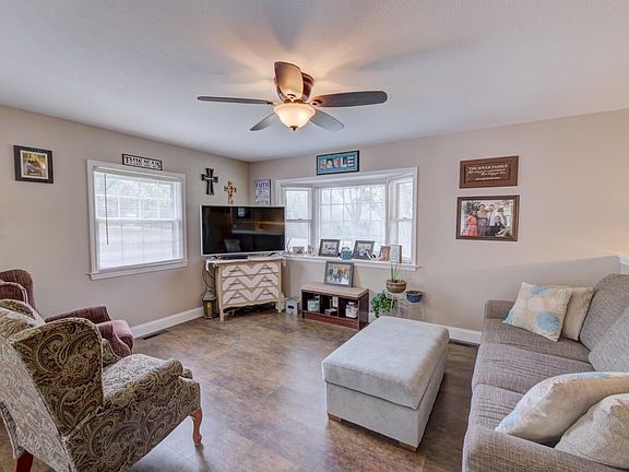 4th image of 800 S Hedge Ln