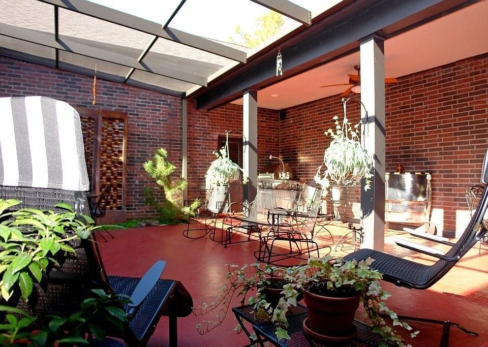 Screend area connects to Garage