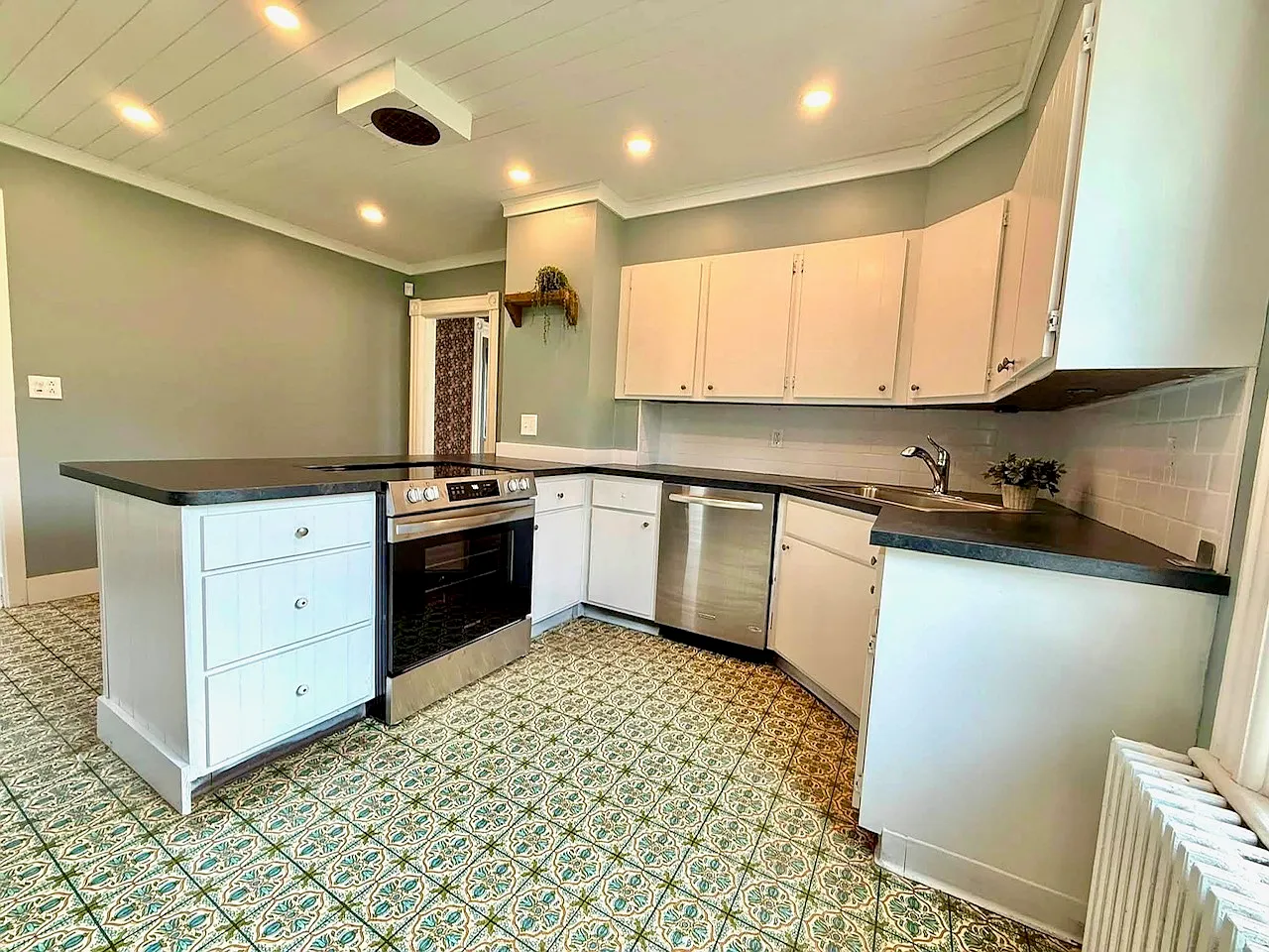 3 bed, 1656 sqft, $2,800 — Photo 2