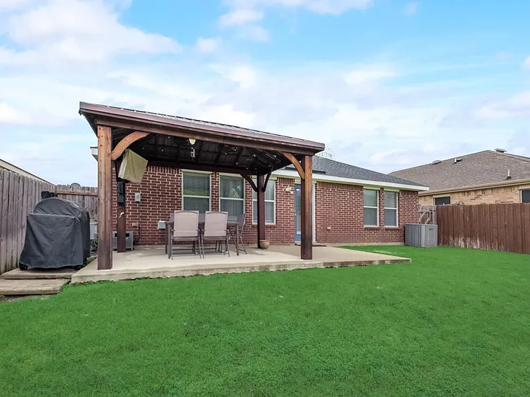 Furlong Dr — Photo 19