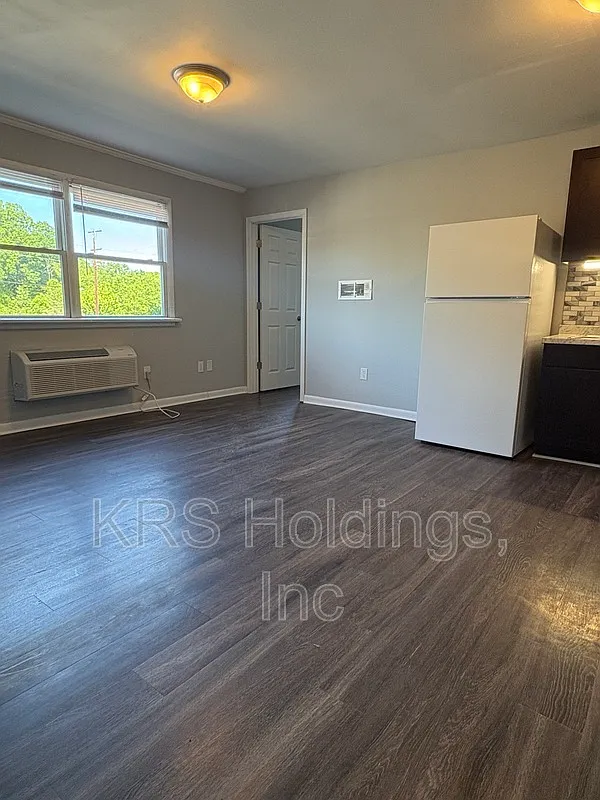 1 bed, 1.0 bath, 689 sqft, $1,295 — Photo 2