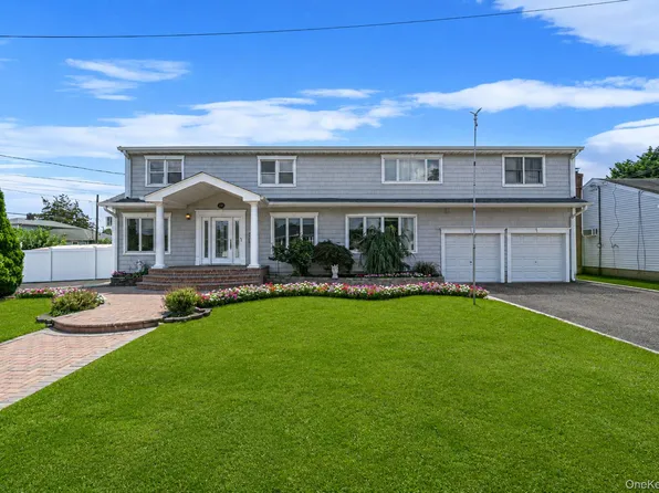 52 Manhattan Avenue, West Babylon, NY 11704