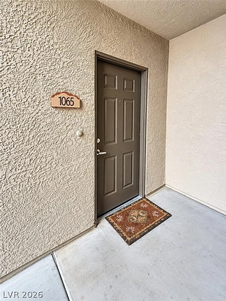 1 bed, 1.0 bath, 813 sqft, $1,200 — Photo 2