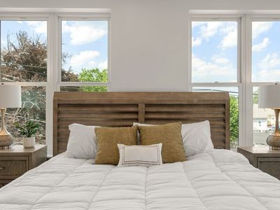 68 Los Angeles St #PENTHOUSE 5, Newton, MA, 02458