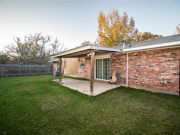 3rd image of 1111 Mockingbird Ln