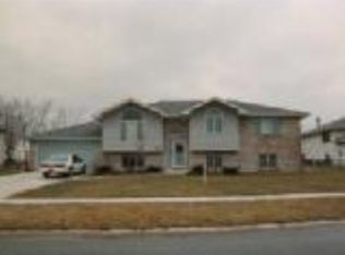 9062 Pineview Ln, Schererville, IN 46375