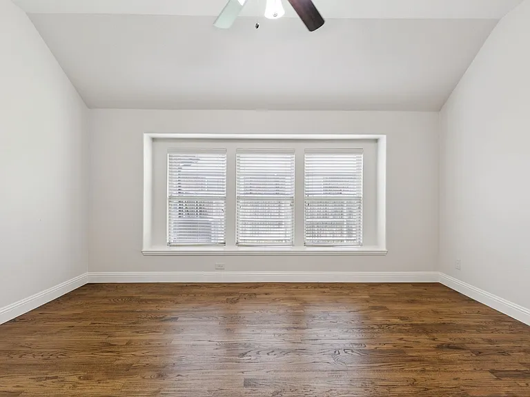512 Eastbrook Dr — Photo 17