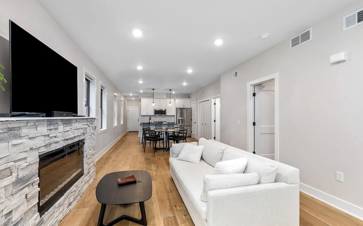 1 bed, 900 sqft, $2,145 — Photo 3