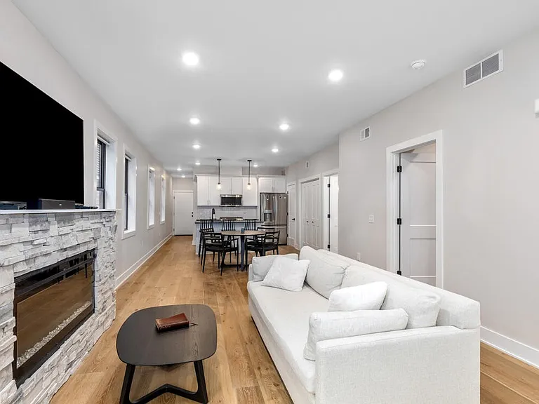 633 Fairview Ave NE #2 — Photo 3