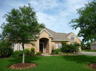 303 Deerwood Dr, Lake Jackson, TX 77566