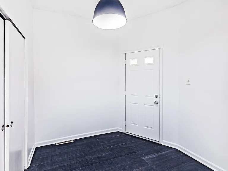 823 N Jackson St — Photo 10